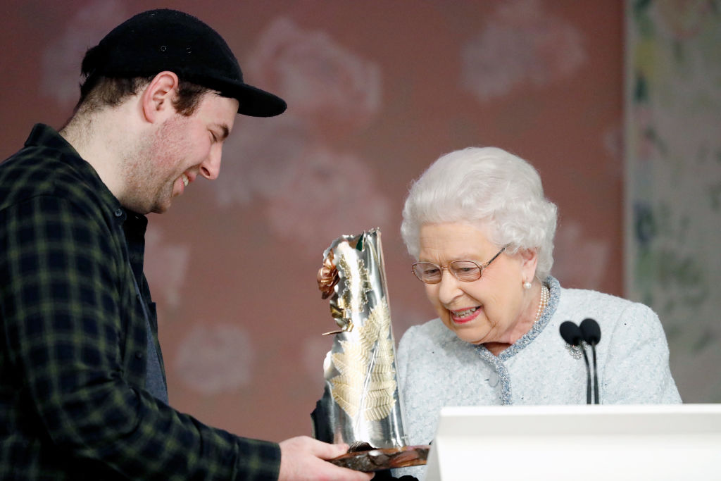The Queen Presents The Inaugural Queen Elizabeth II Award For British Design At London Fashion Week - Startlap