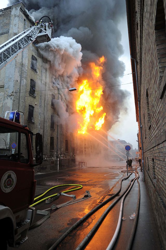 Kigyulladt egy raktárépület a fõvárosban, a Soroksári úto - Startlap