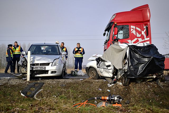 Ketten meghaltak egy sárándi balesetben - Startlap