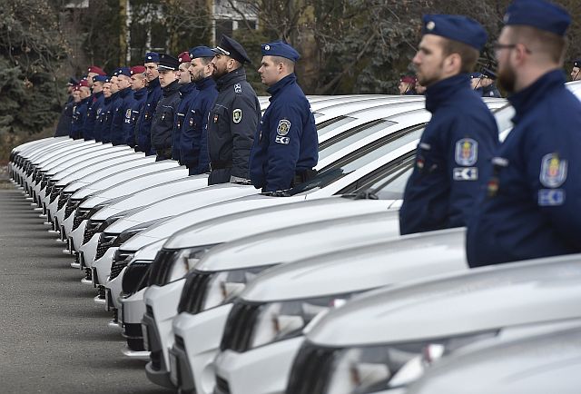 Átadták a rendõrség új szolgálati autóit Budapesten - Startlap