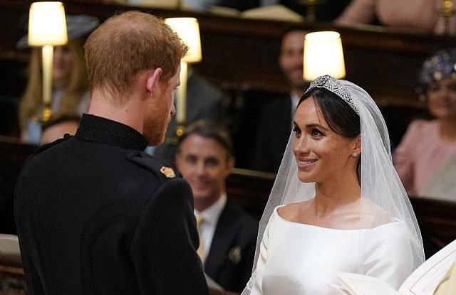 Ezt Sugta Harry Herceg Amikor Eloszor Meglatta Meghan Markle T A Menyasszonyi Ruhajaban Video Startlap