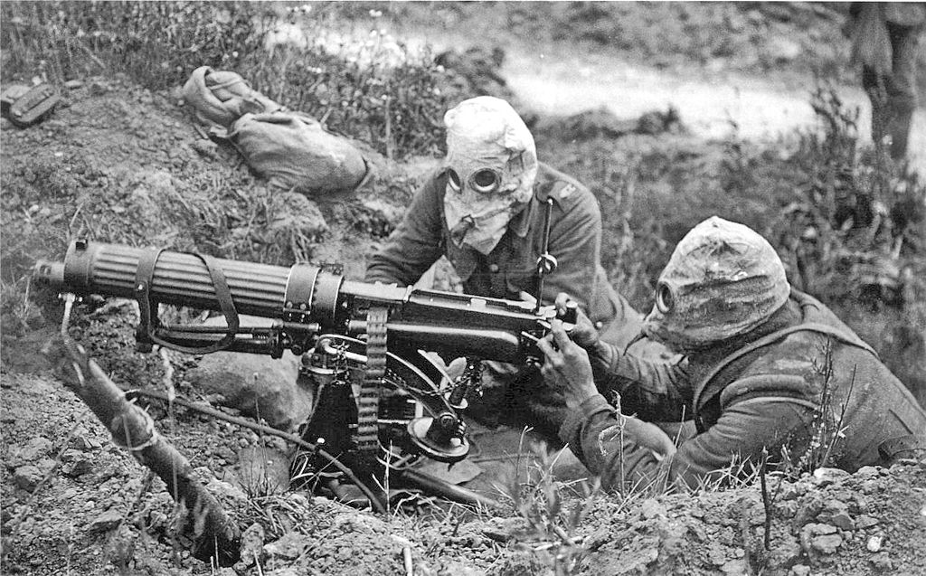 1024px-Vickers_machine_gun_crew_with_gas_masks - Startlap