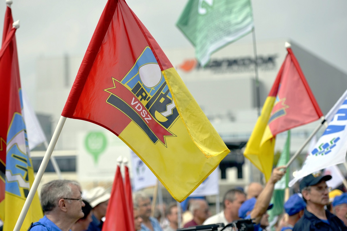 Szakszervezetek tiltakoztak a Hankook rácalmási gyáránál - Startlap