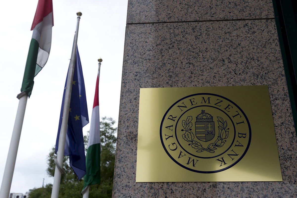 Az MNB neve a PSZÁF korábbi székházán - Startlap