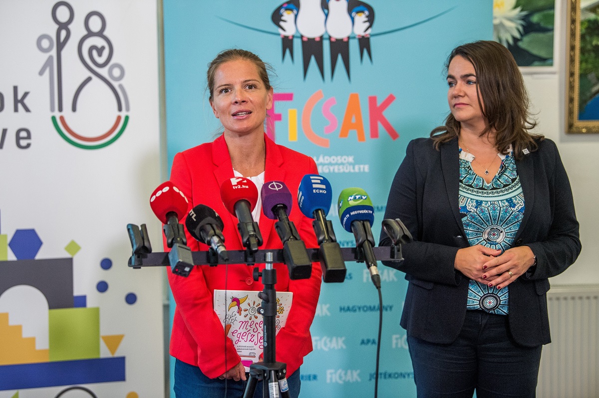 KIRÁLY Nóra; NOVÁK Katalin - Startlap