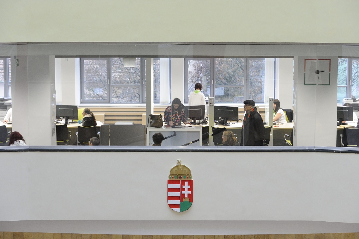 Átadták a Csongrád Megyei Kormányhivatal felújított közpo - Startlap
