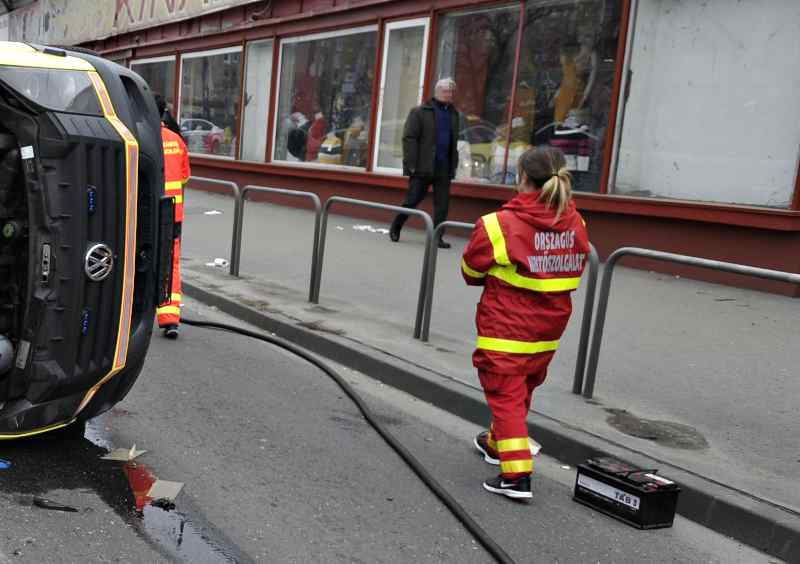 Mentõautó ütközött a fõváros XIX. kerületében - Startlap