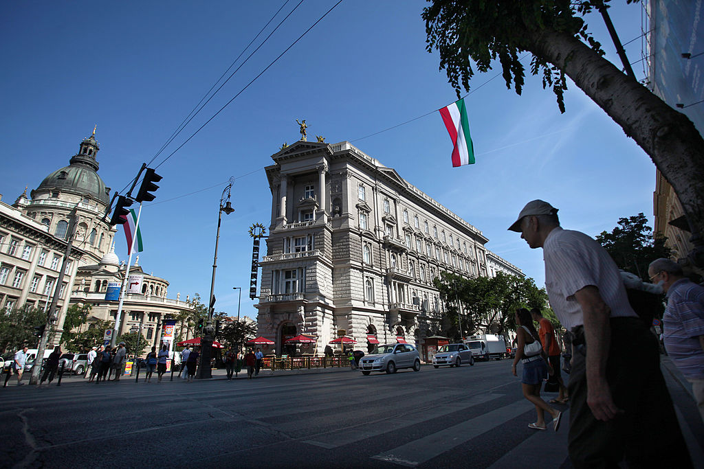 Pedestrians cross the street on Adrassy Avenue in Budapest, - Startlap
