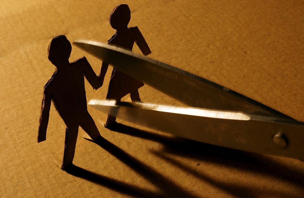 Figures of couple from paper and scissors. - Startlap