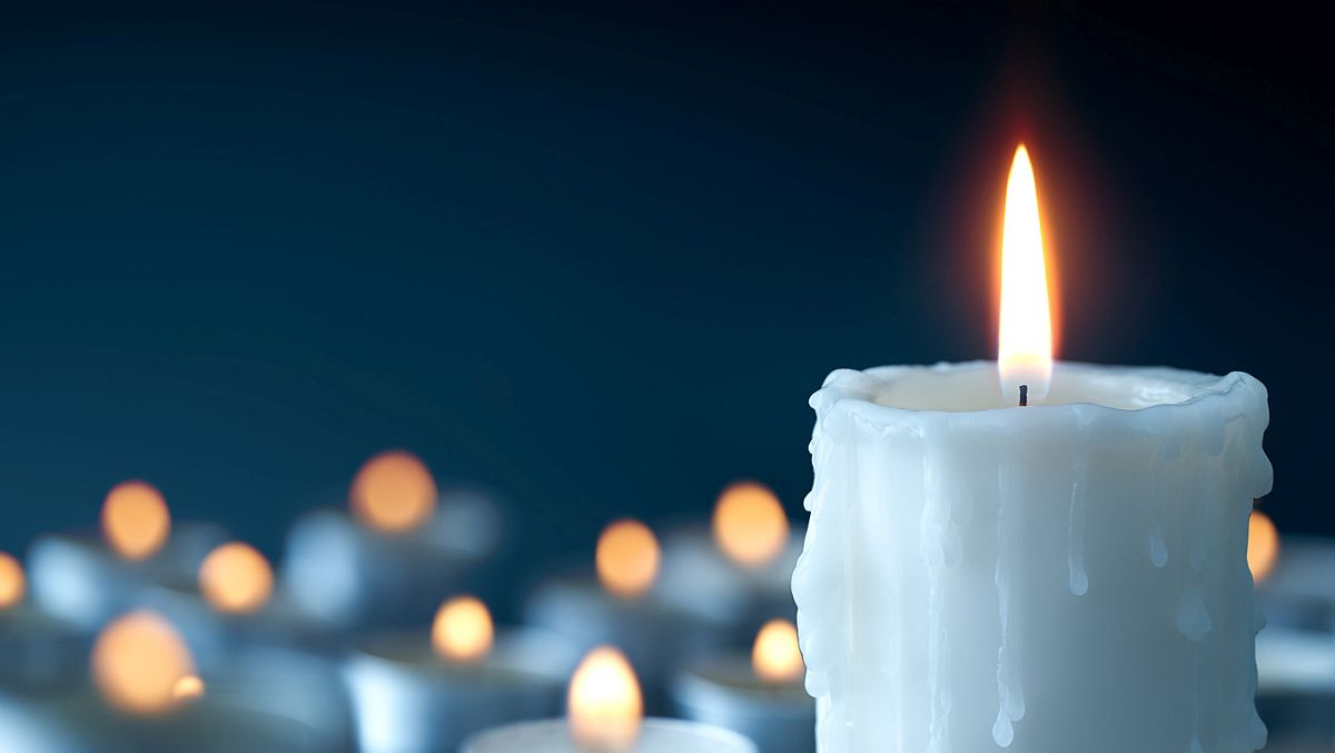 Melting candle on cool blue background - Startlap