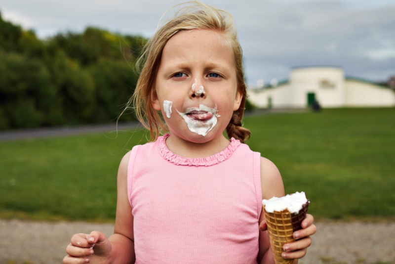 Child eating ice cream - Startlap