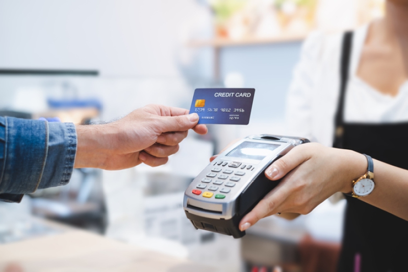 Cropped Hand Giving Card To Woman In Shop - Startlap