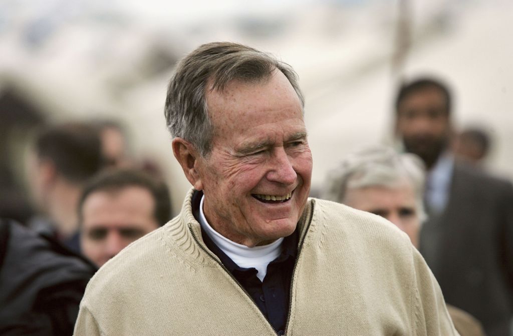 Former US President Bush Visits Earthquake Survivors in Pakistan - Startlap
