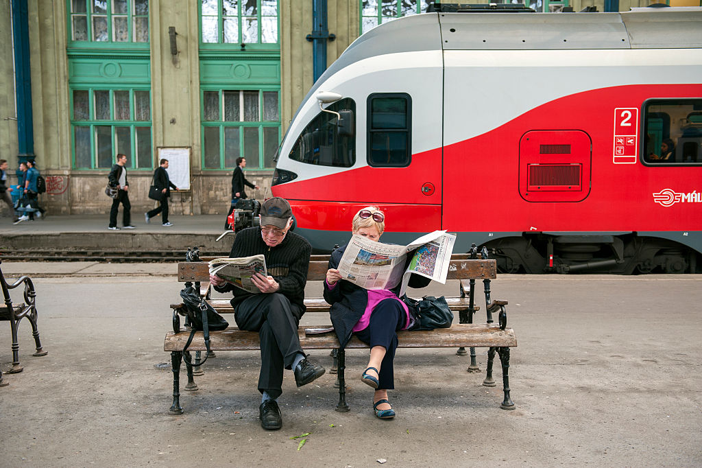 People reading the newspaper at Budapest's Nyugati railway - Startlap