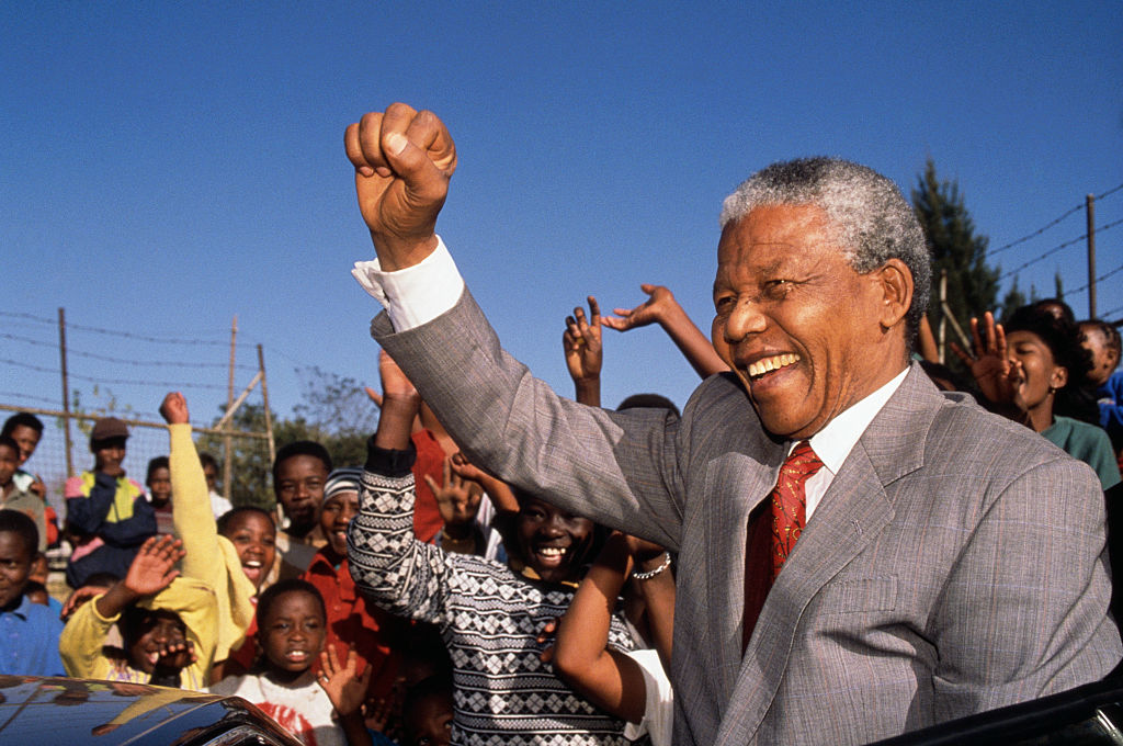 Nelson Mandela Visits Hlengiwe School - Startlap