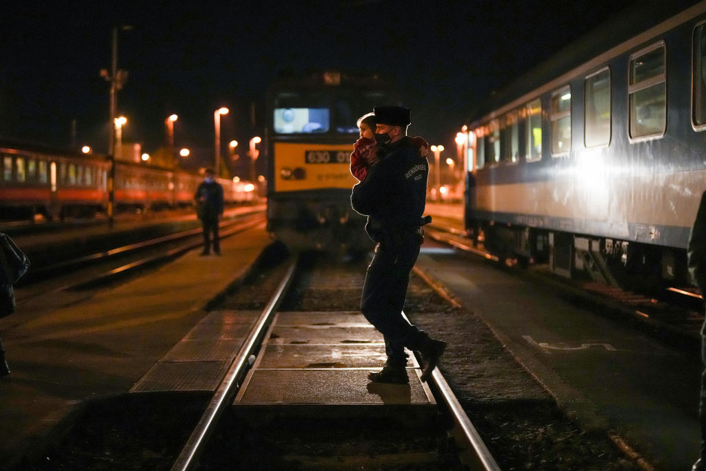 Ukrainians Flee To Hungary Amid Russia's Armed Invasion - Startlap