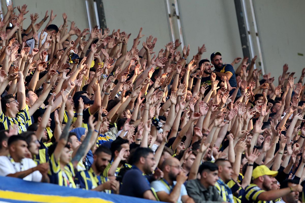 fenerbache_szurkolok_20220806 - Startlap