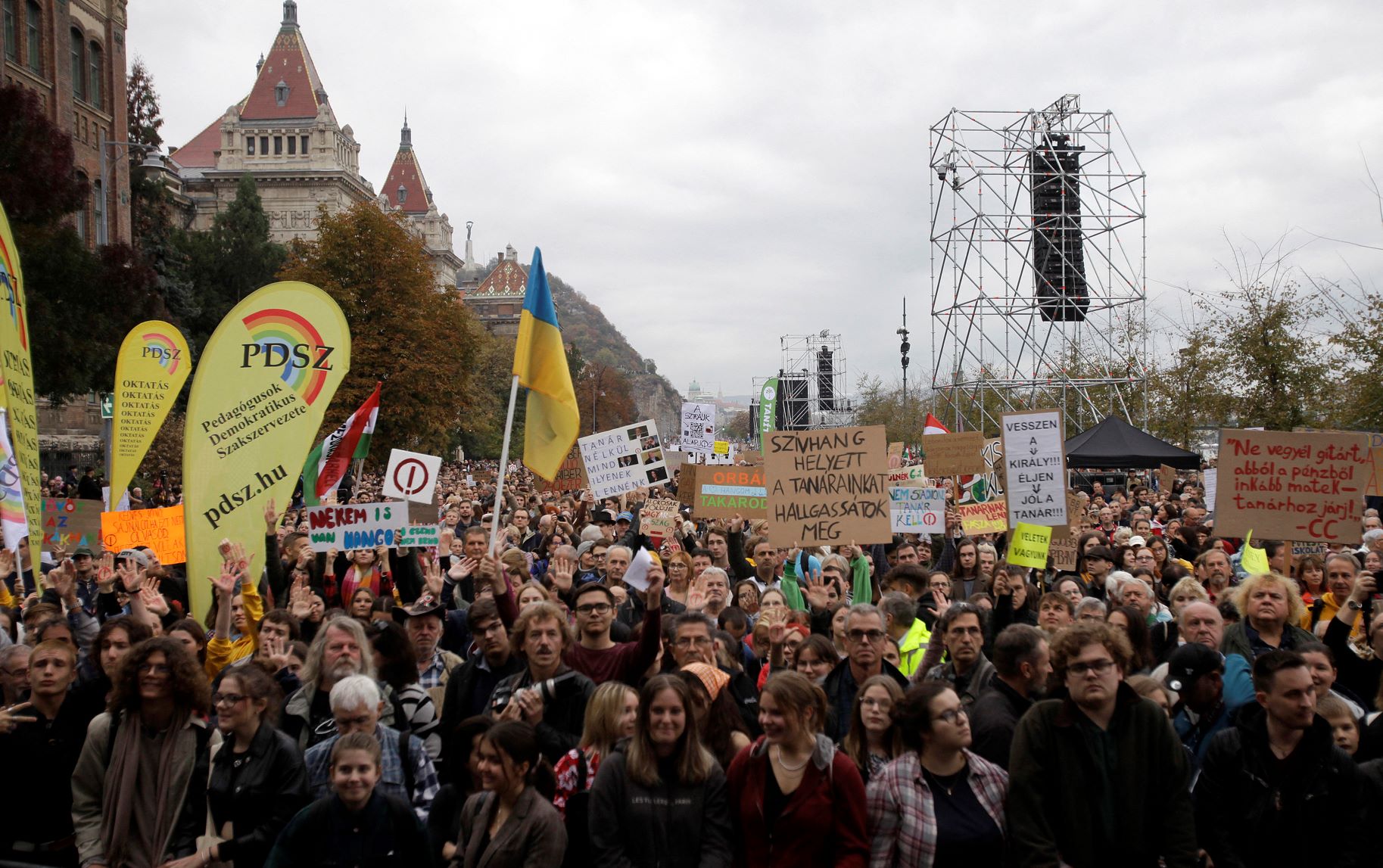 Tüntetők vonulnak Budapesten