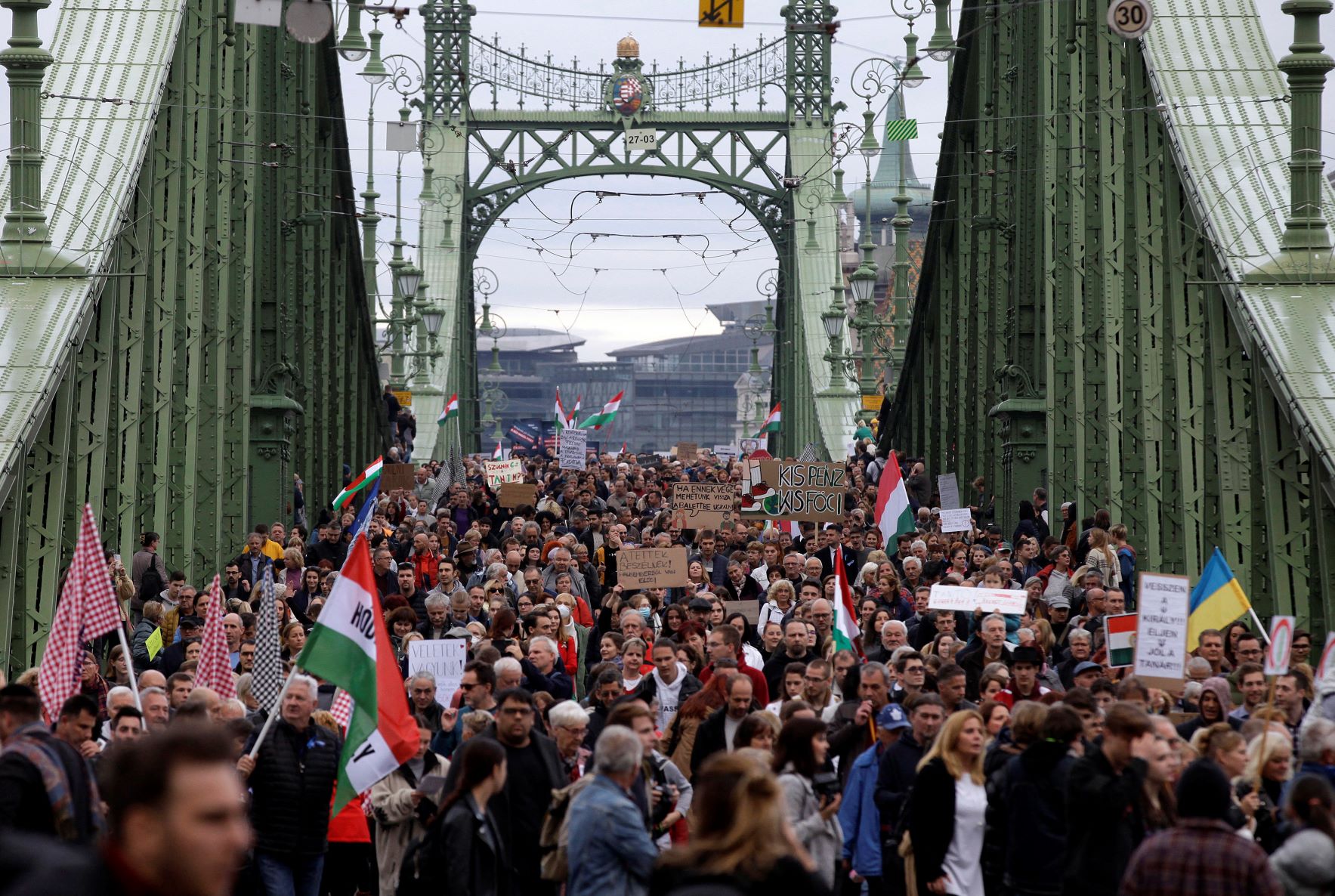 Tüntetők vonulnak Budapesten