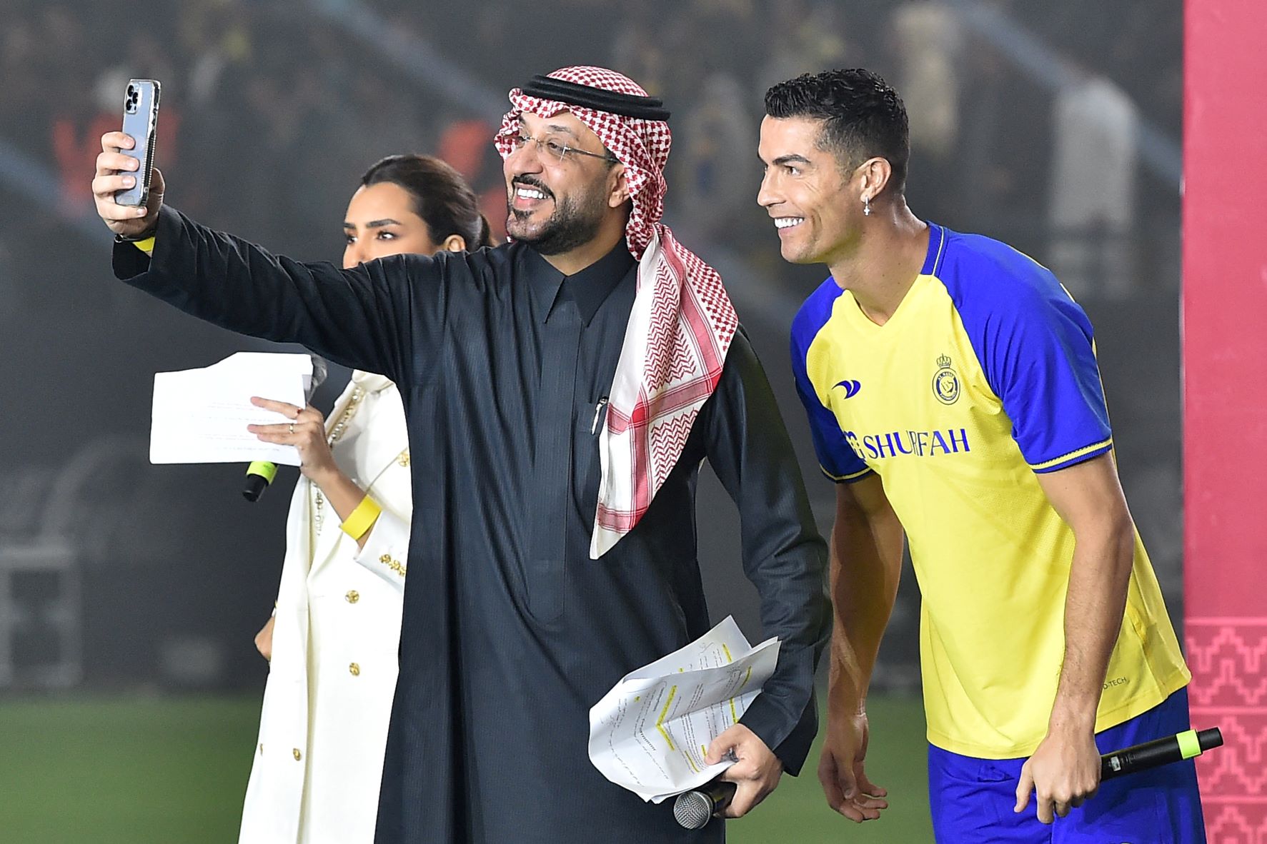 Cristiano Ronaldo labdarúgó szelfizik Szaúd-Arábiában