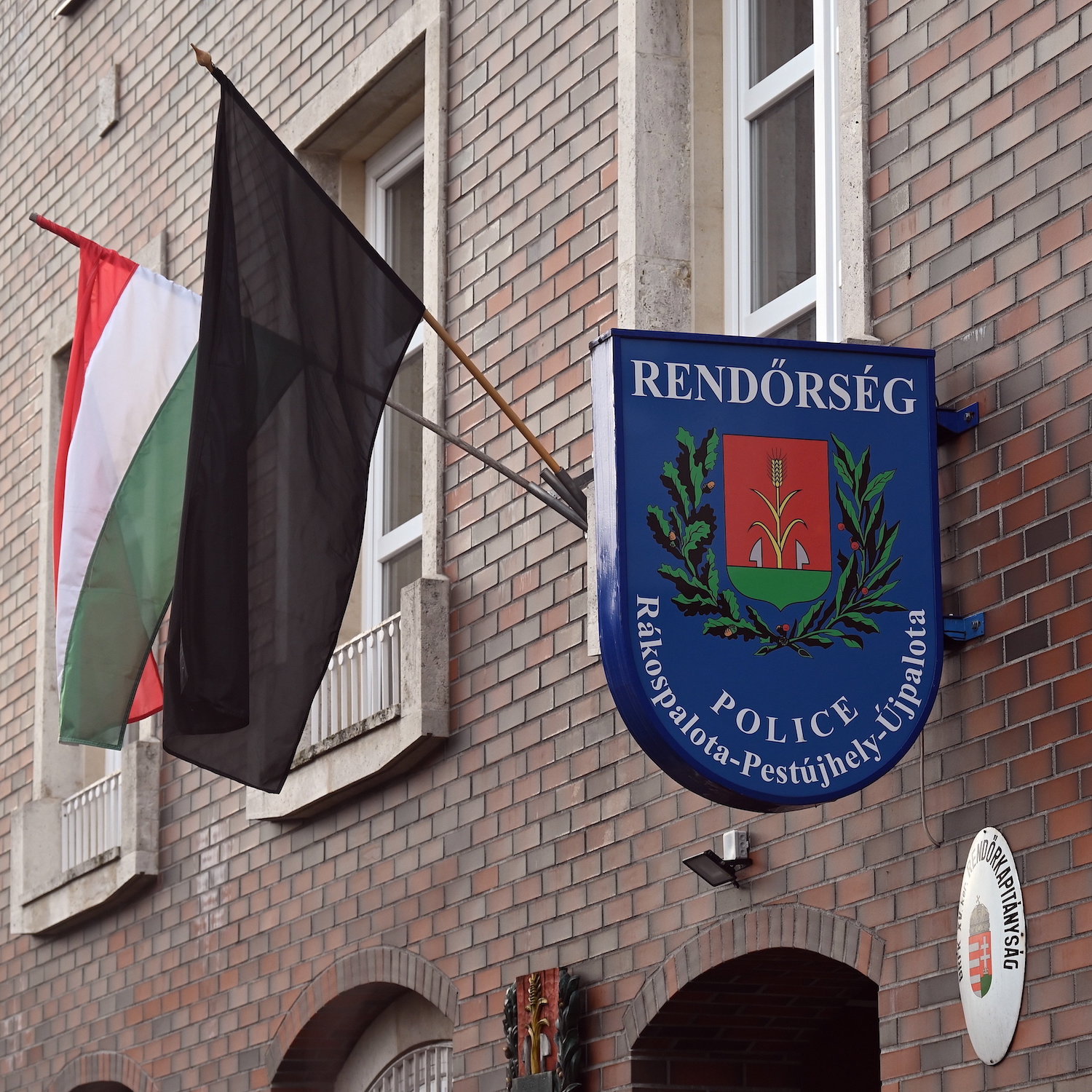 Fekete zászló a Rákospalotai Rendőrkapitányság épületén.
