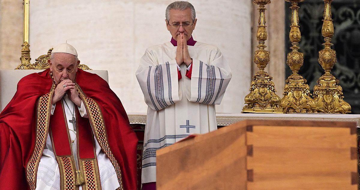 Ferenc pápa imádkozik a koporsó mellett.