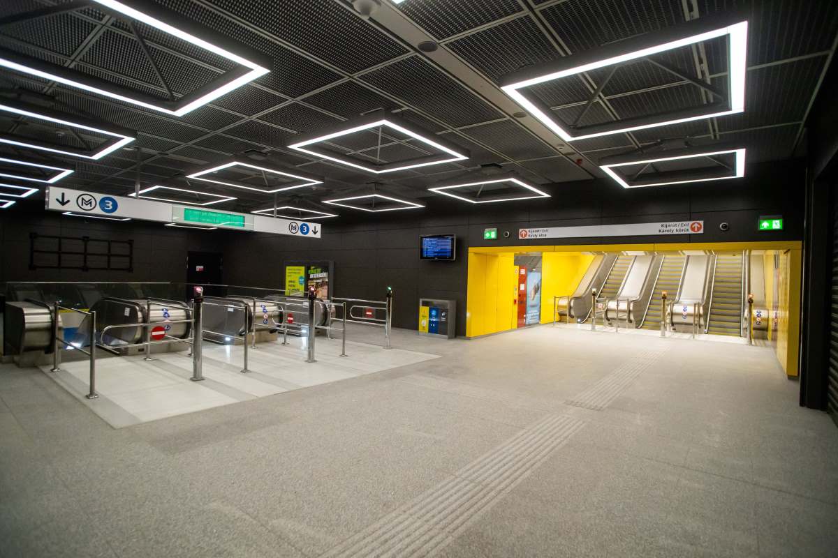 Átadták a Deák Ferenc tér és a Ferenciek tere megújult állomásait a 3-as metró vonalán