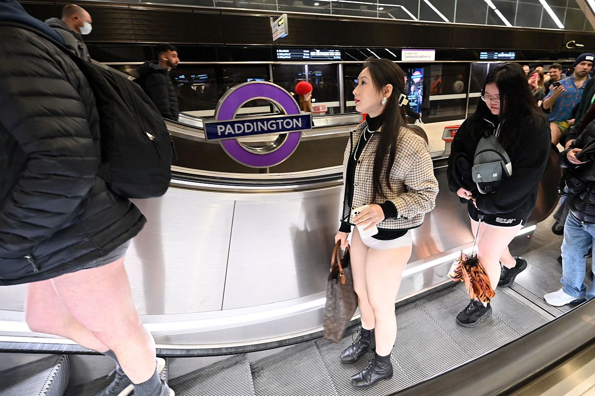 Nadrágmentes utasok a londoni metró mozgólépcsőjén.