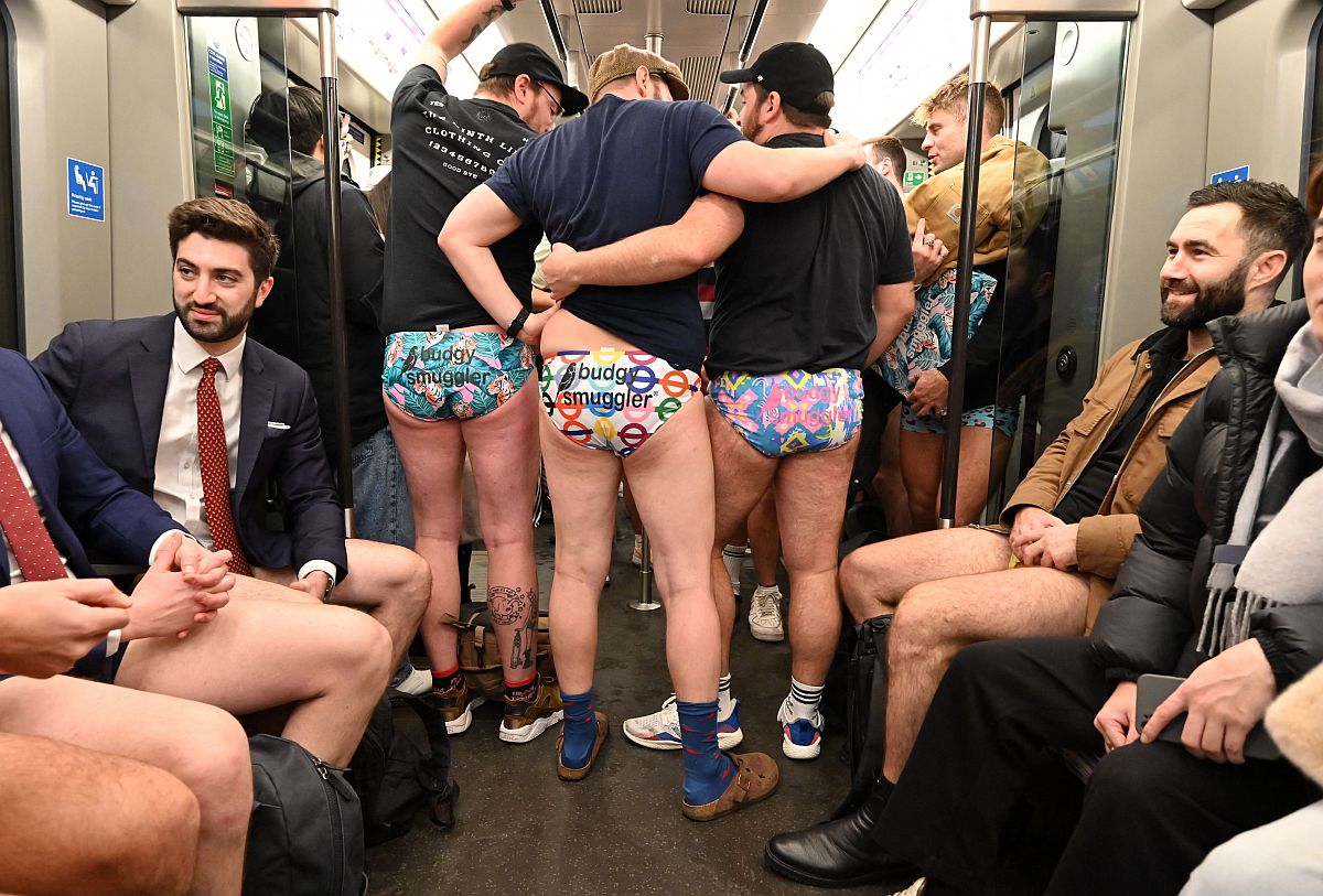 Nadrágmentes utasok a londoni metró egyik szerelvényén.