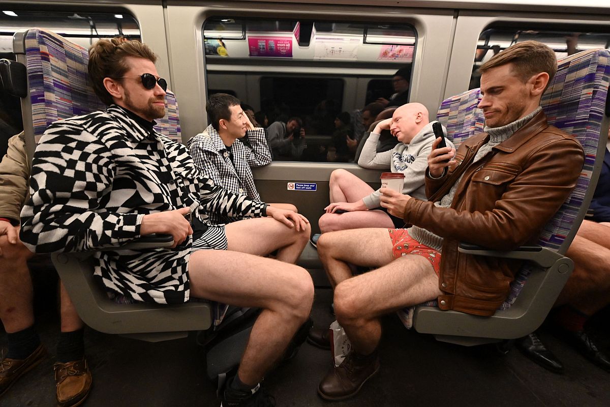 Nadrágmentes férfiak a londoni metró egyik szerelvényén.