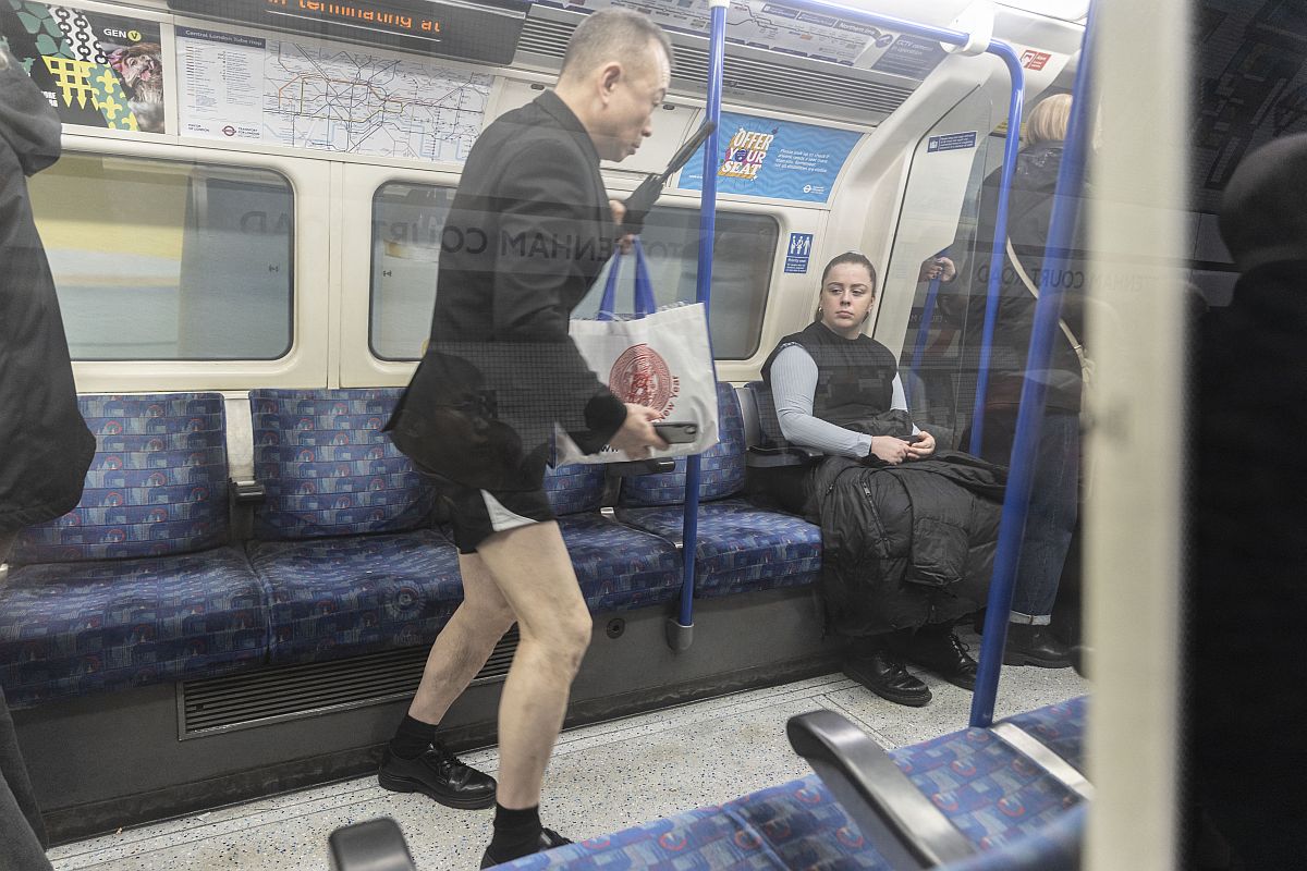 Egy nadrágmentes és egy nadrágos utas a londoni metrón.
