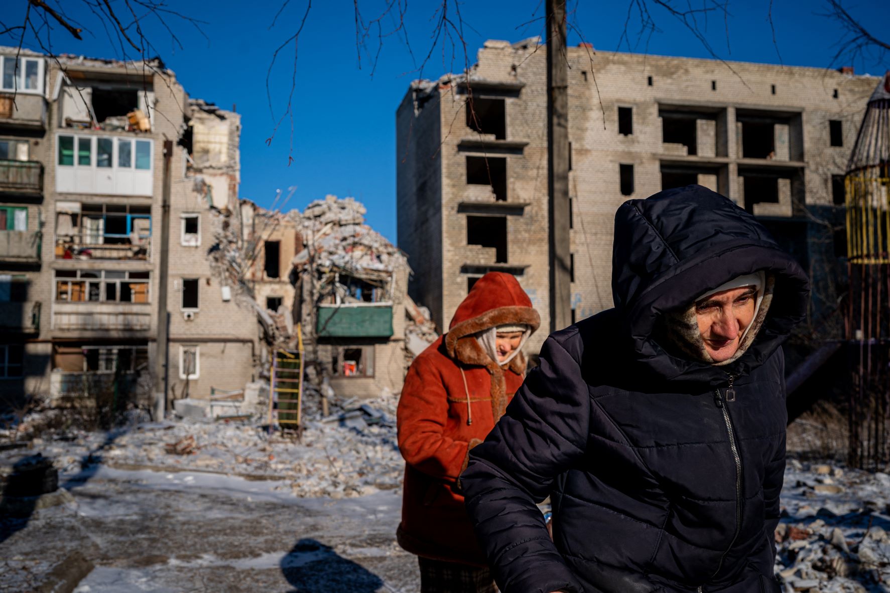 Idős helyi lakosok a bombázott ukrajnai Chasiv Yarban.