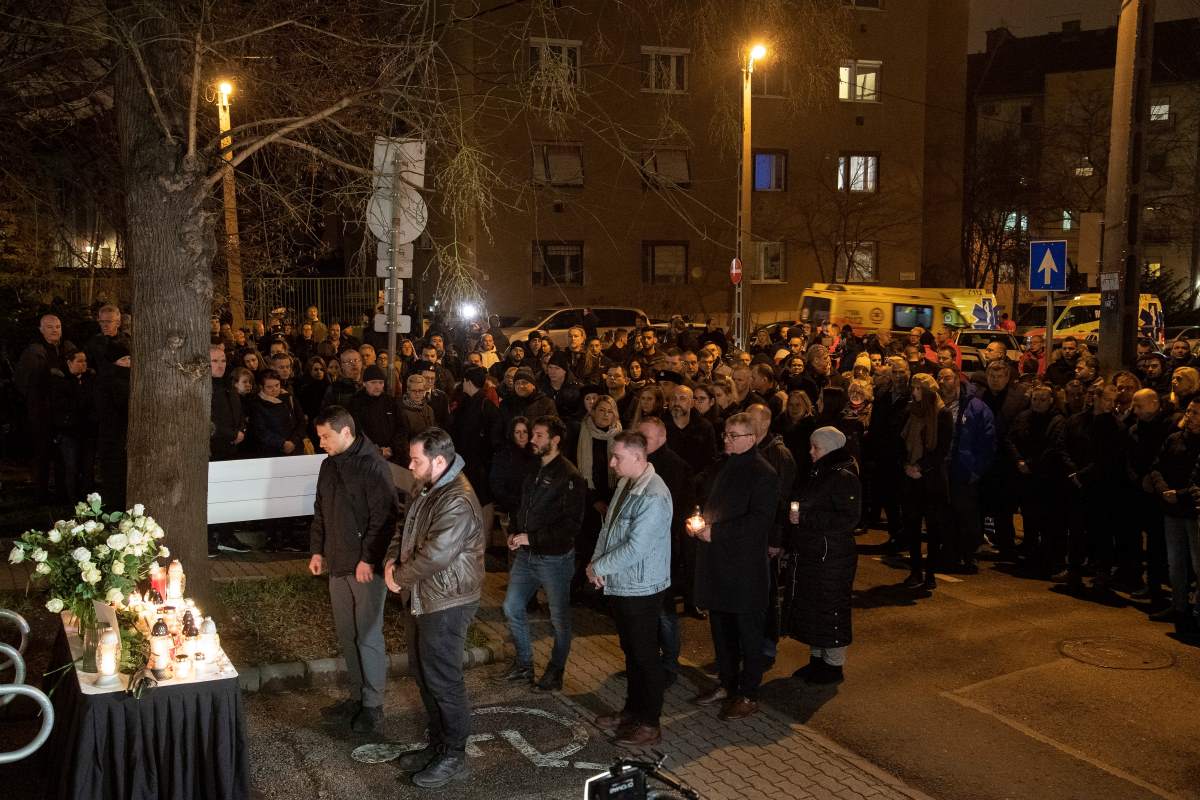 Baumann Péterre, a szolgálatteljesítés közben elhunyt rendőrre emlékező gyászolók