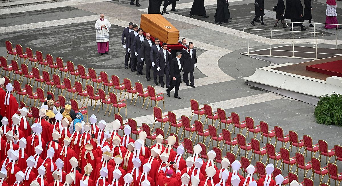 XVI. Benedek nyugalmazott pápa koporsóját a vatikáni Szent Péter térre viszik a 2023. január 5-i temetési szertartáson.