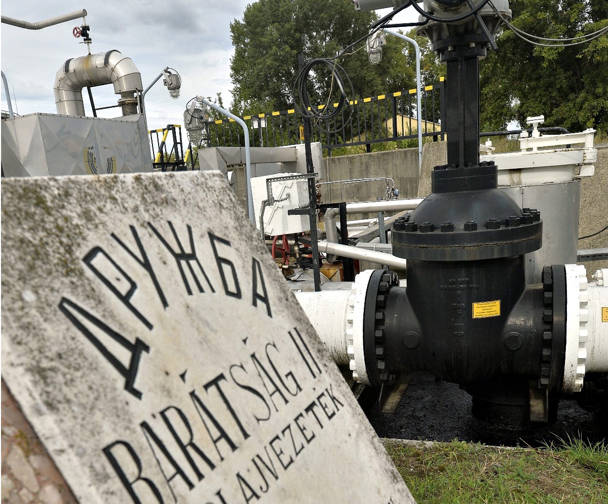 A Barátság II. kőolajvezeték emléktáblája, háttérben a kőolajvezeték csöve látható egy elzárócsappal a Mol 50 éves jubileumát ünneplő Dunai Finomítójában, Százhalombattán