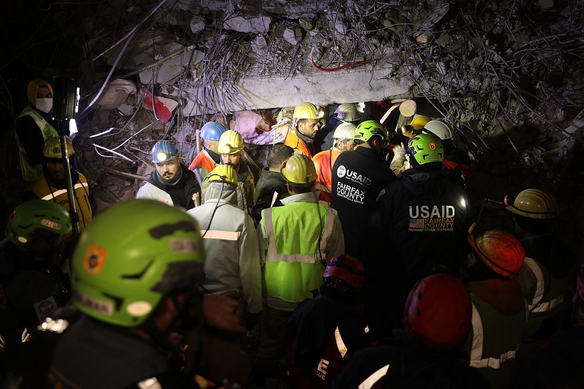 117 órával a földrengés után sikerült élve kimenteni a romok alól egy 35 éves férfit és 6 éves lányát a törökországi Adiyamanban 2023.02.11-én.