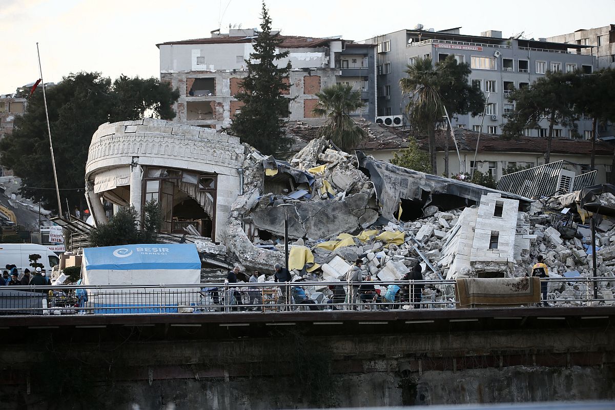 A törökországi Hatay tartomány 1927-ben épült parlamentjének összedőlt épülete 2023.02.11-én.