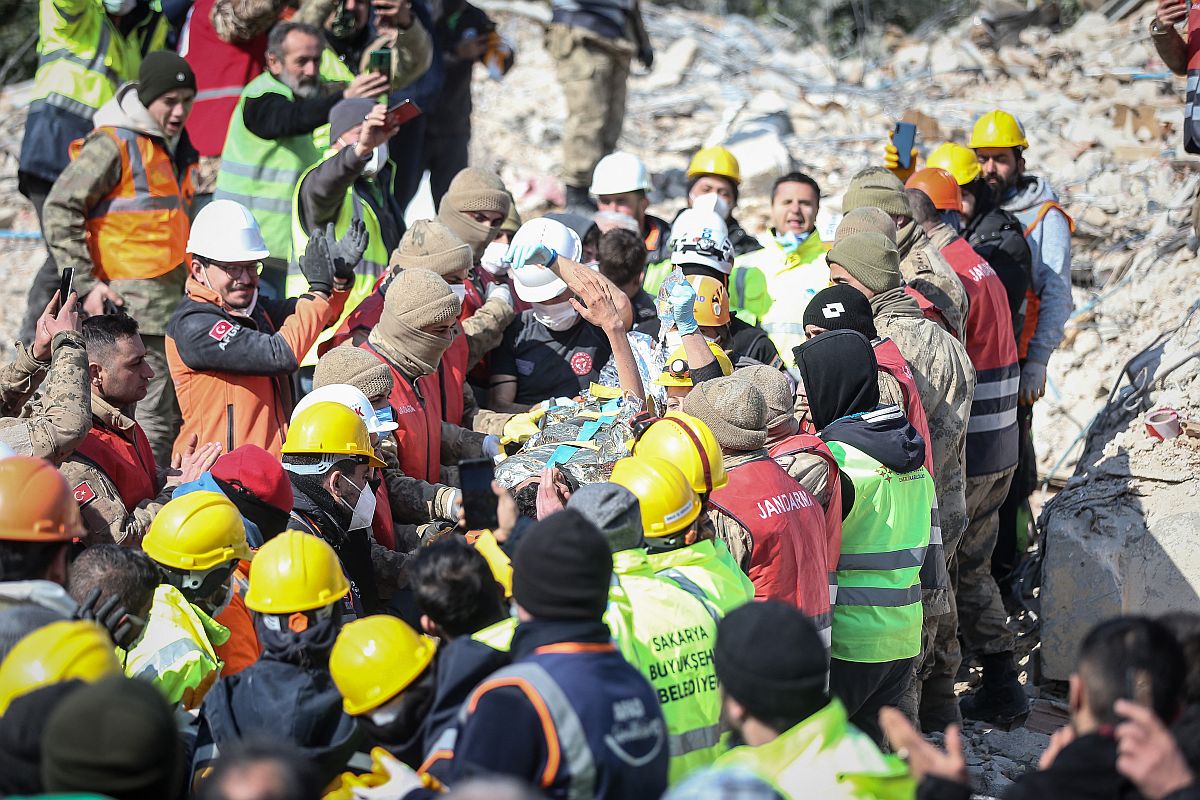 Egy 13 éves fiút élve emelnek ki a romok alól 128 órával a hétfői földrengés után. 