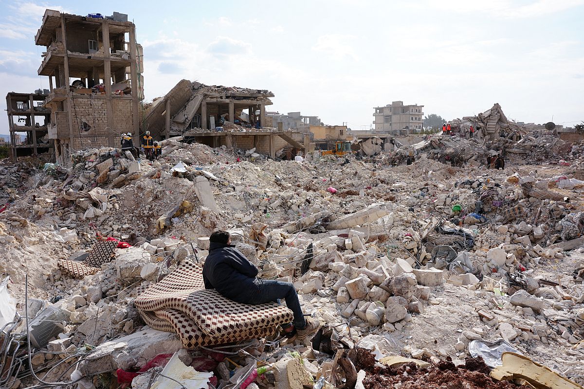 Összedőlt épületek a lázadók uralta szíriai városban, Jindayris-ban.
