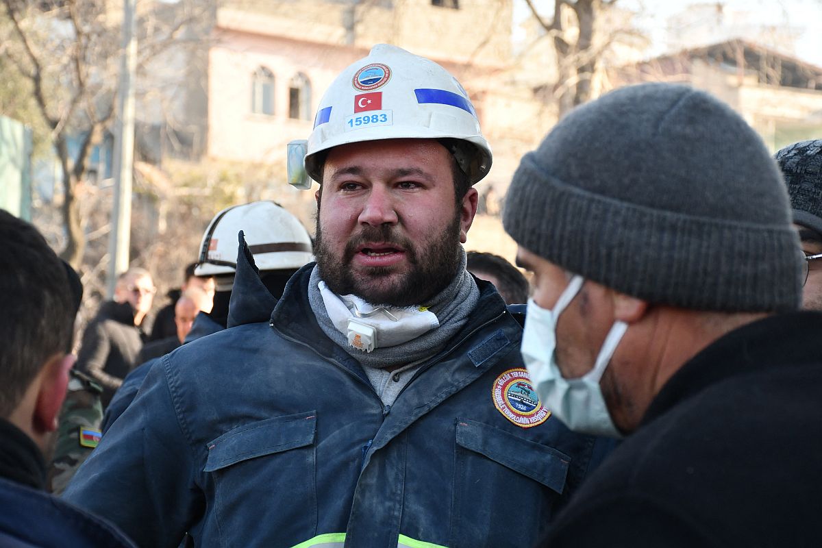 Sírva nyilatkozik a testvérpár kimentésében részt vevő csapat egyik tagja. Kahramanmaras, Törökország, 2023.02.14.