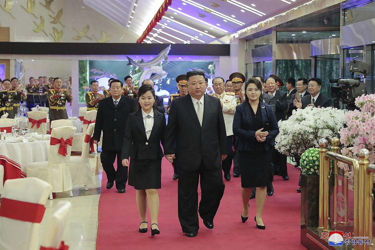A KCNA észak-koreai állami hírügynökség felvételén Kim Dzsong Un észak-koreai vezető, a Koreai Munkapárt főtitkára a felesége, Ri Szol Dzsu és a lányuk társaságában érkezik az észak-koreai néphadsereg megalakulásának 75. évfordulója alkalmából tartott díszvacsorára egy meg nem nevezett helyszínen.