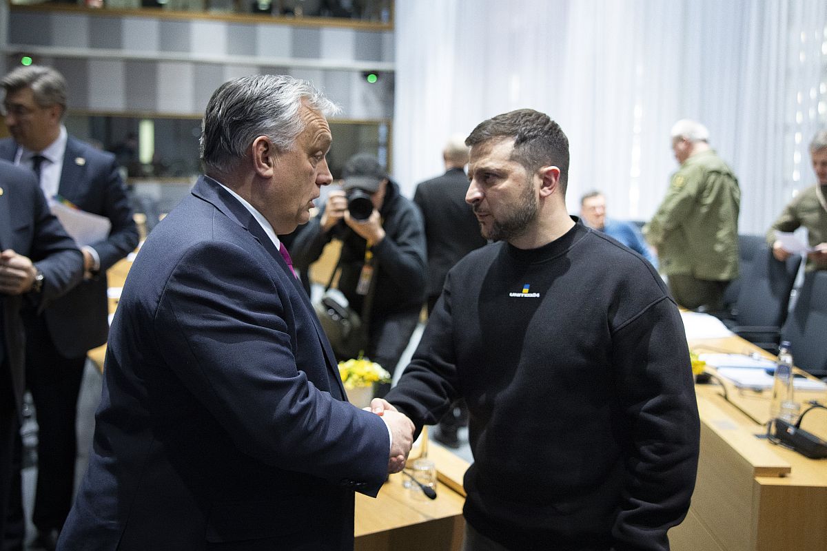 Orbán Viktor miniszterelnök és Volodimir Zelenszkij ukrán elnök kezet fog tárgyalásuk után Brüsszelben 2023. február 9-én.