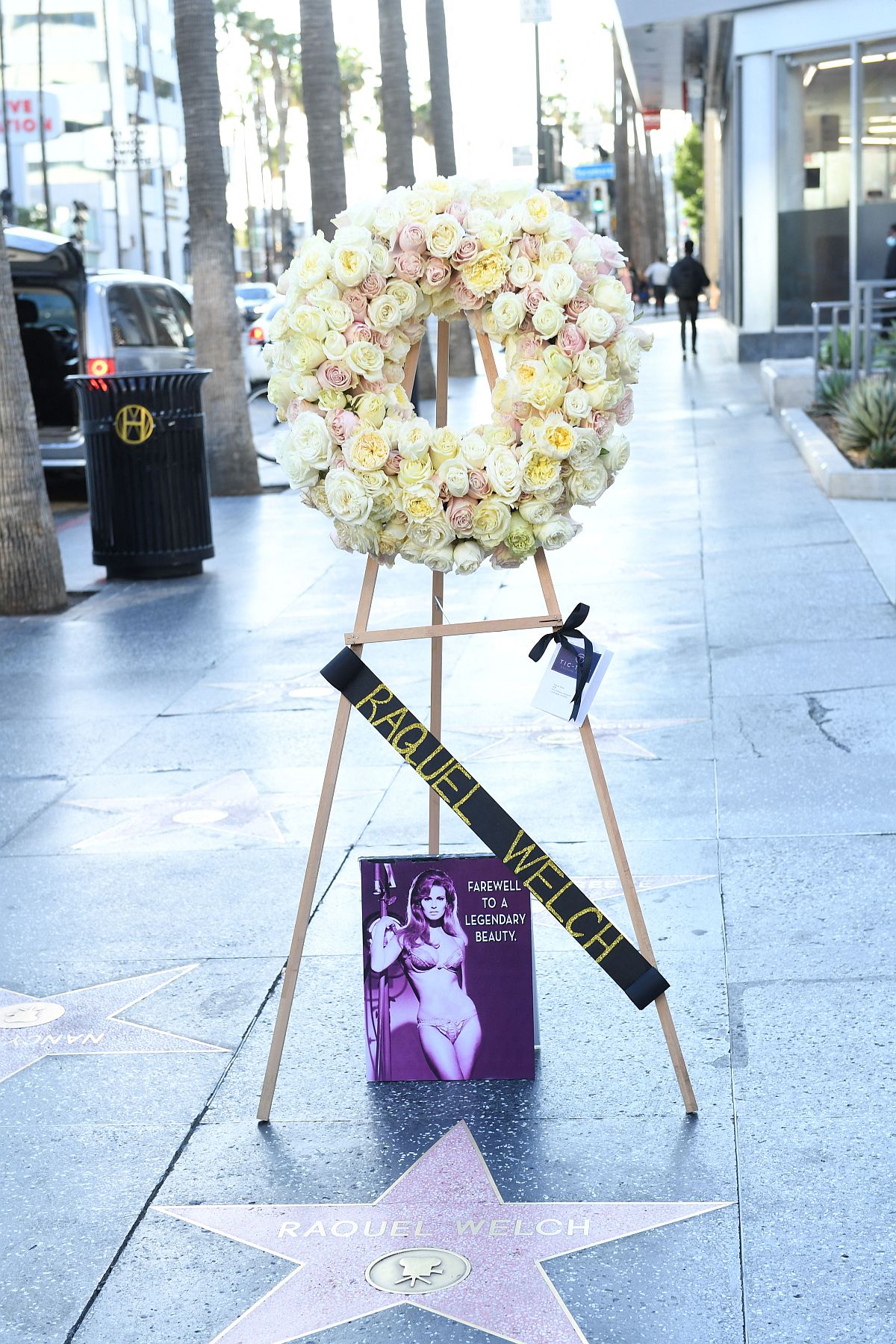 Koszorúval emlékeznek a Hollywoodi Hírességek sétányán az elhunyt Raquel Welchre 2023.02.15-én.
