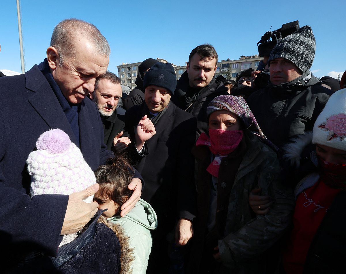Recep Tayyip Erdogan török elnök a földrengés túlélőivel találkozik Kahramanmaras városában 2023.02.08-án. 