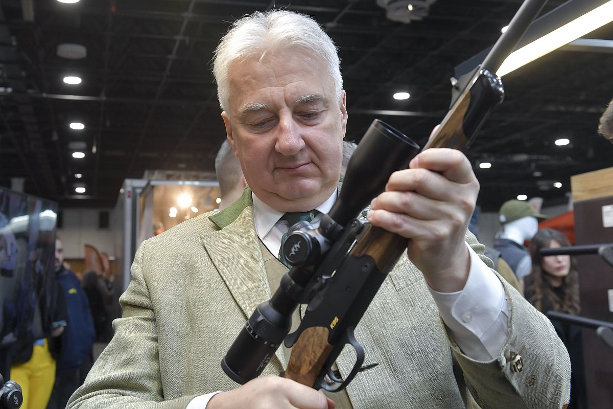 Semjén Zsolt miniszterelnök-helyettes egy puskát próbál a 29. Fegyver, horgászat, vadászat nemzetközi kiállítás (FeHoVa) megnyitóján a Hungexpo Budapest Kongresszusi és Kiállítási Központban 2023. február 9-én.