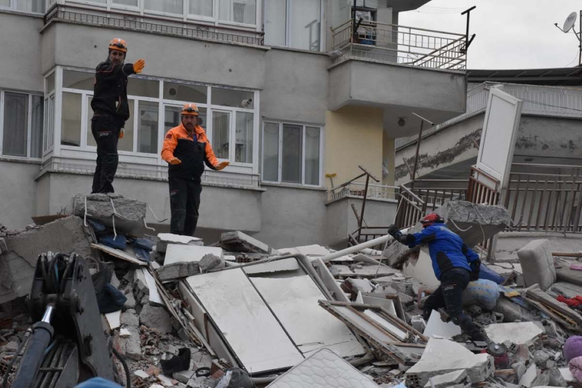 Recep Tayyip Erdogan török elnök hétfőn bocsánatot kért amiatt, hogy az első földrengések utáni állami segítségnyújtás késett.
