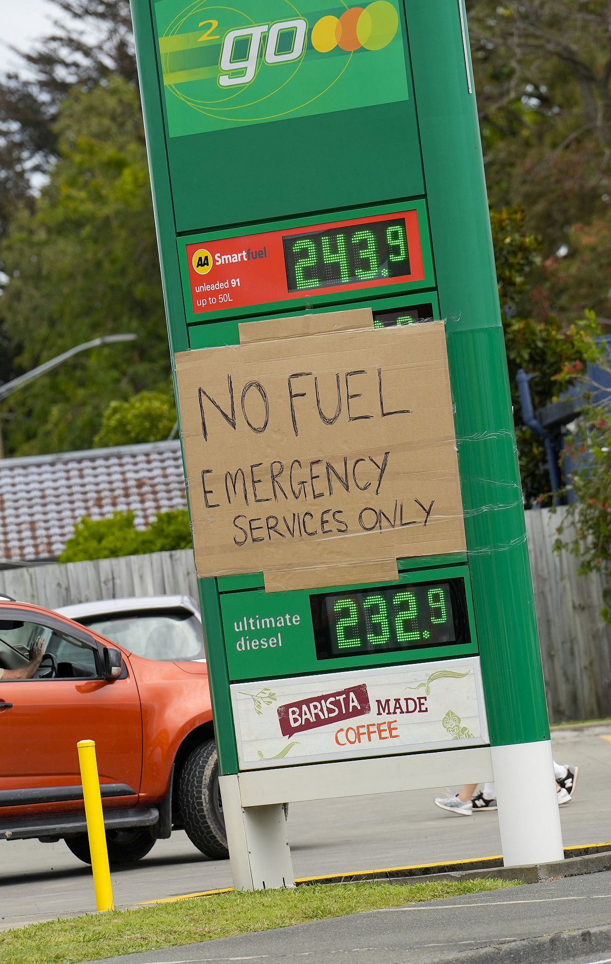 Kizárólag a mentésekben résztvevő járműveket kiszolgáló benzinkút Napier városában 2023.02.15-én