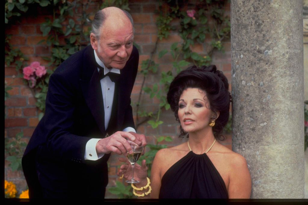 A képen Sir John Gielgud és Joan Collins színészek láthatók "Neck" című epizód forgatásán.