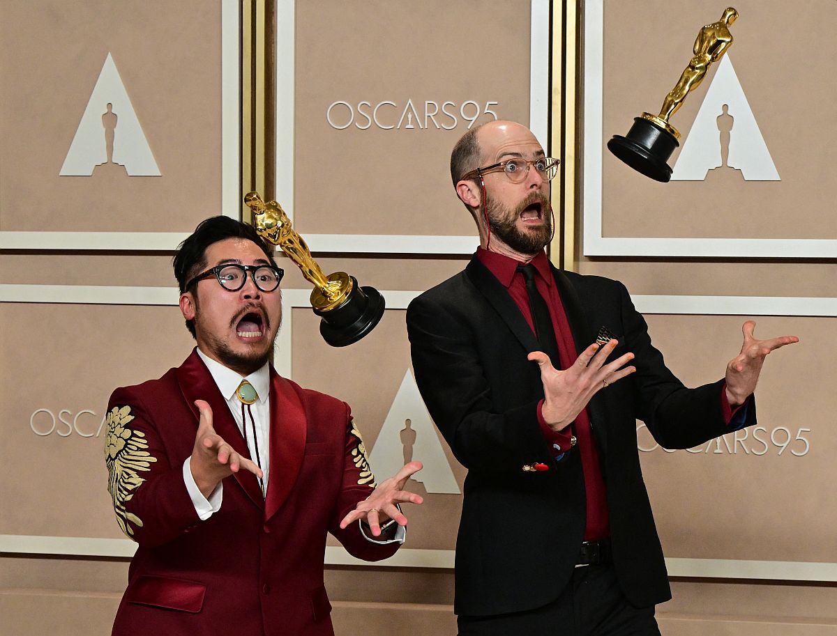 Daniel Kwan és Daniel Scheinert a frissen elnyert Oscar-szobrokkal bohóckodnak.