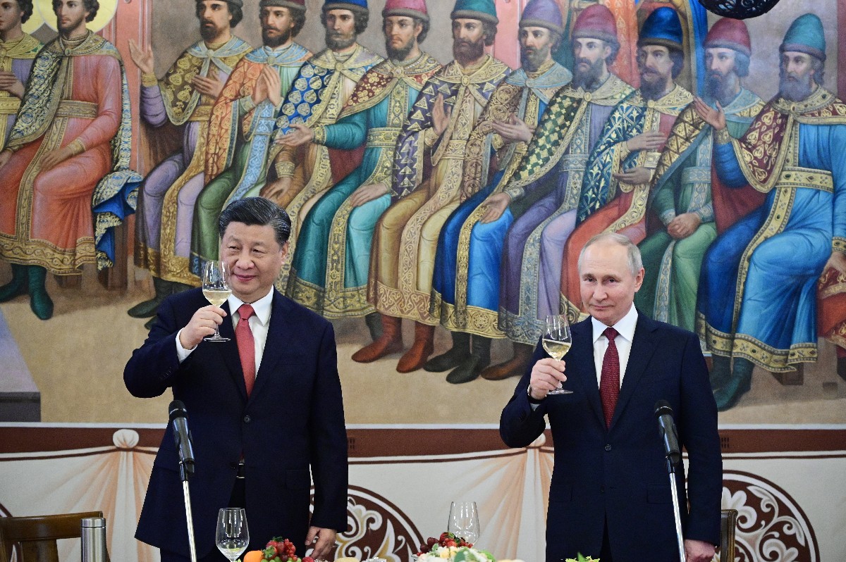 Hszi Csin-ping kínai államfõ (b) és Vlagyimir Putyin orosz elnök